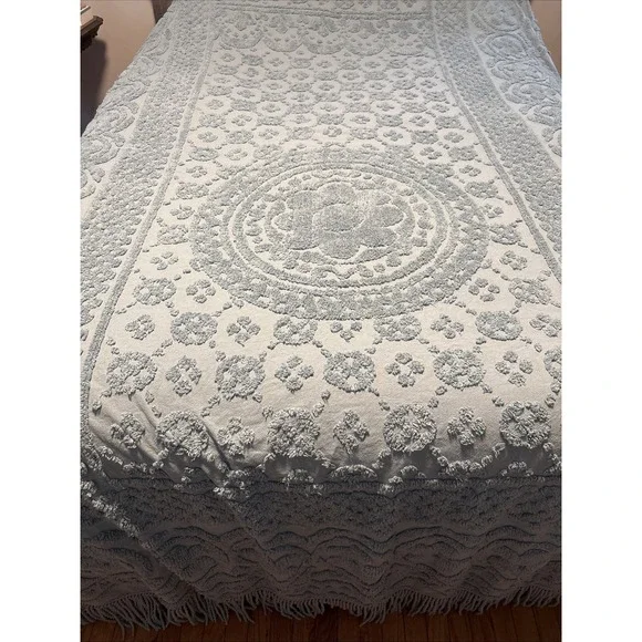Vintage Oversized Medallion Chenille Bedspread Blue Twin Blanket - Picture 1 of 10